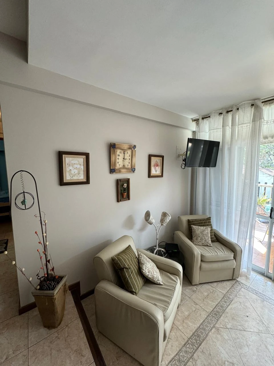 3 Ambientes en 1er Piso - Cochera - Mobiliario impecable, luminosidad y confort foto 4