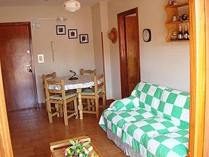 2 Ambientes en 2do Piso con Balcon - Cochera Fija - Zona Centrica foto 2